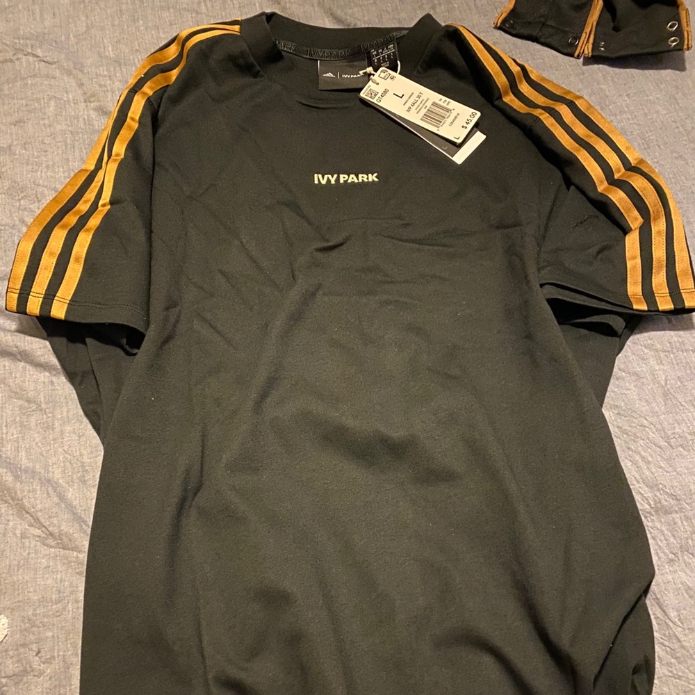 Large, NWT, IVY PARK DRIP 2 3 stripes T-shirt